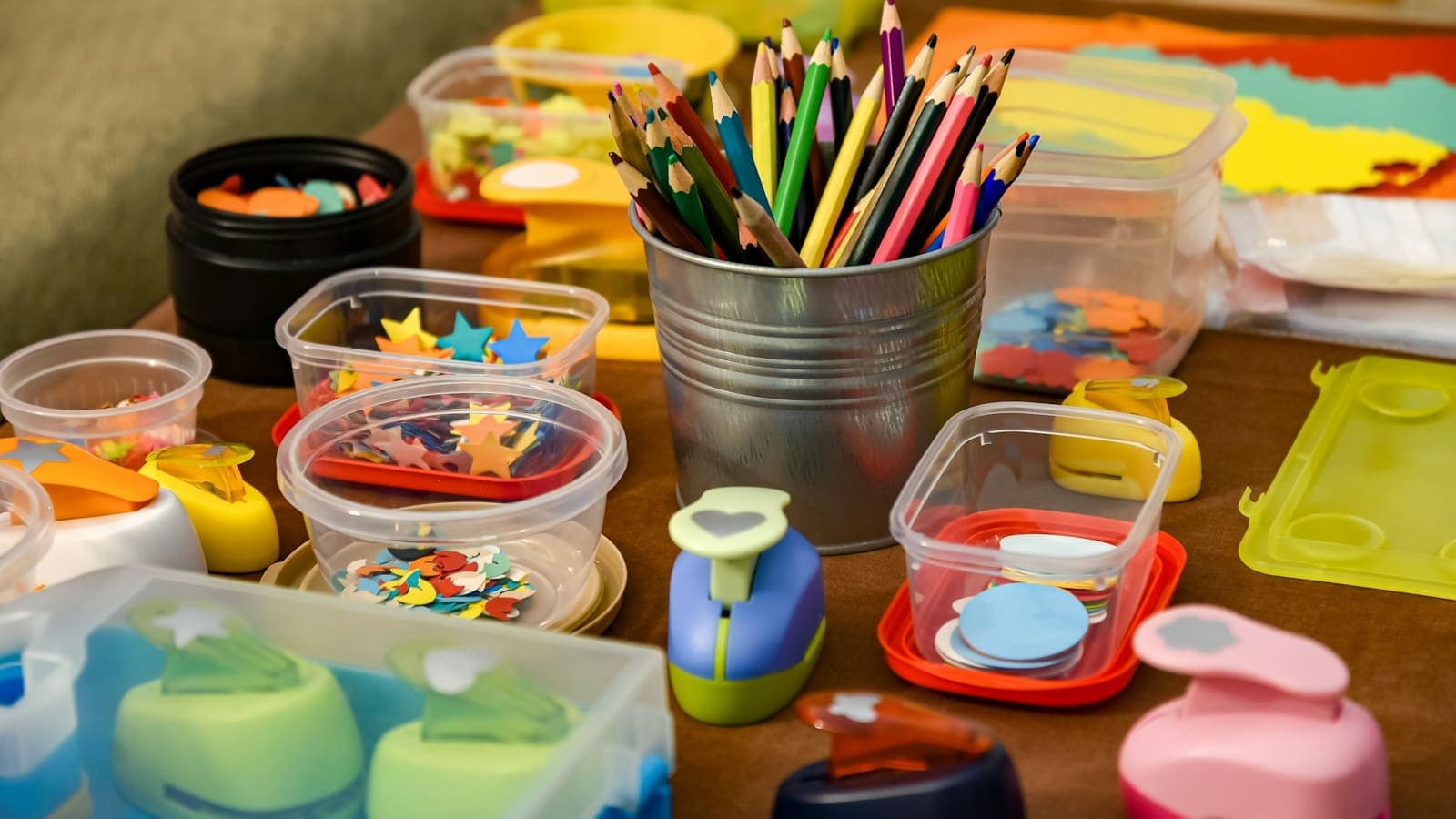 Des crayons de couleur et des chutes de papier étalés sur une table