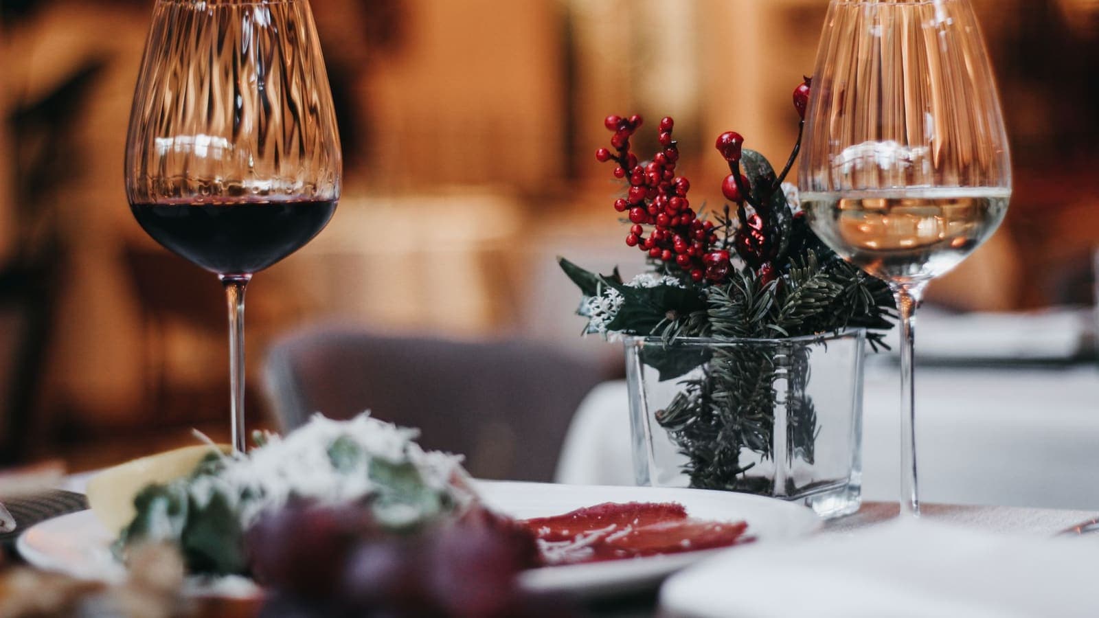 Une table de fête dressée avec des verres à vin